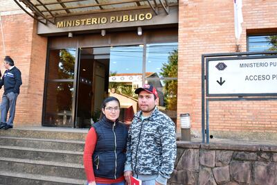 Paola Espínola junto a su pareja, tras realizar la denuncia por negligencia ante el Ministerio Público.