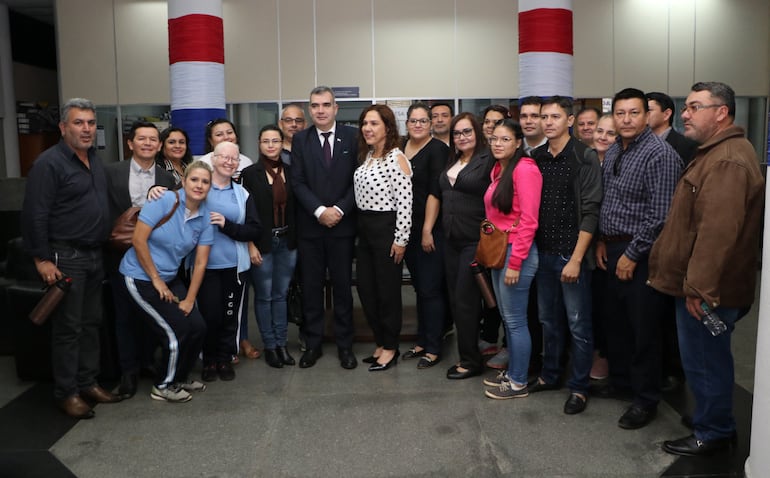 Docentes agremiados a la Federación de Educadores del Paraguay en reunión con el ministro Nicolás Zárate.