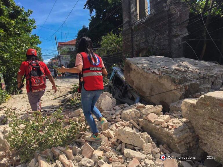 Una foto proporcionada por la Cruz Roja Filipina (PRC) muestra a los rescatistas maniobrando a lo largo de los escombros luego de un terremoto en Vigan, Ilocos Sur, Filipinas, el 27 de julio de 2022.
