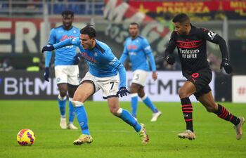 El macedonio Eljif Elmas (i), del Napoli, domina el balón ante la marca del brasileño Messias Junior, del Milan, durante el partido disputado ayer en San Siro.