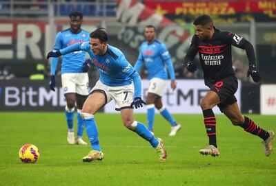 El macedonio Eljif Elmas (i), del Napoli, domina el balón ante la marca del brasileño Messias Junior, del Milan, durante el partido disputado ayer en San Siro.