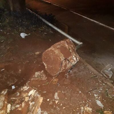 El automóvil salió de su carril y terminó derribando el poste de alumbrado público.