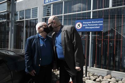 El activista de 76 años Marco Castillo (i) y su pareja Rodrigo Campos (d) se besan este martes durante su boda, el día en que el matrimonio entre personas del mismo sexo queda habilitado en Costa Rica al vencerse el plazo de 18 meses que la Sala Constitucional dio al Congreso para que legislara al respecto, en el Juzgado de Familia en San José (Costa Rica).