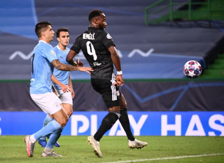 Moussa Dembele (9), anotó dos goles para el Lyon.