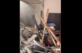 Escombros que quedaron en el departamento del sacerdote paraguayo.