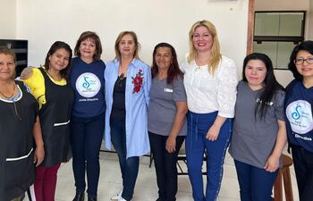 En la foto están la gobernadora Teresita Bertolini, Regina López de Cataldi, presidenta saliente del Club; Julia López de Otazo presidenta electa del Club, junto a las estudiantes en la Escuela Violeta Richarson.
