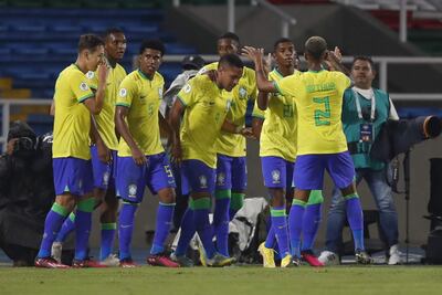 Vitor Roque (c) de Brasil celebra un gol, en un partido de la fase de grupos del Campeonato Sudamericano Sub'20 entre las seleccione de Perú y Brasil en el estadio Pascual Guerrero en Cali (Colombia).