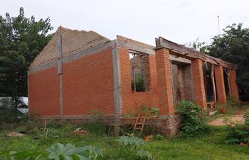 Aula inconclusa abandonada hace casi tres años por el MEC en el cuarto encuadre de la localidad de Maracaná, Canindeyú.
