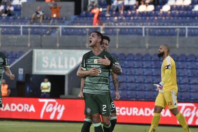 Luis Zárate celebra su gol en la victoria de Olimpia ante Resistencia.