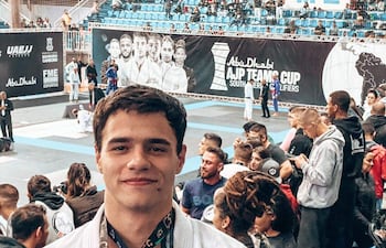 Mauricio Céspedes exhibe las medallas de oro y plata que ganó en uno de los eslabones del AJP Teams Cup South América.