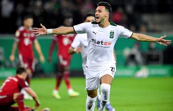 Ramy Bensebaini marcó un doblete ante el Bayern Múnich.