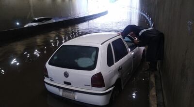 Un auto quedó varado esta mañana en medio del túnel inundado del superviaducto.
