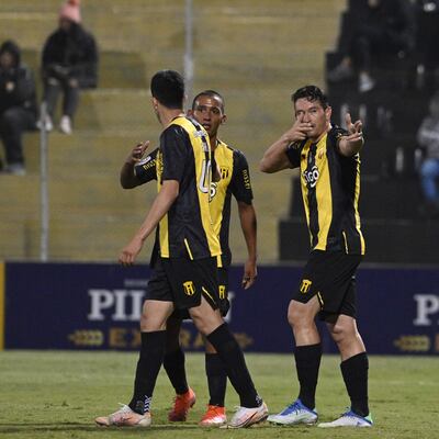 El festejo de Fernando Fernández, autor de dos goles anoche, quien llegó a 101   en Liga con Guaraní.