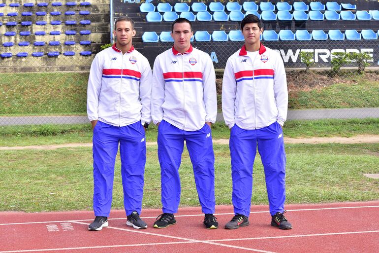 De izquierda a derecha Nilo Alessandro Duré Alvarenga (17/09/1998),
velocista 100, 200 metros y relevos; César Almirón Escobar (06/08/2001), velocista 100, 200 metros y relevos y Fredy Abel Maidana Pedrozo (01/03/1994), velocista 100, 200 metros y relevos.