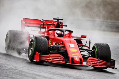 El piloto alemán de Ferrari, Sebastian Vettel, logró el mejor registro en la segunda sesión de entrenamientos en Hungría, bajo lluvia y con pista mojada.