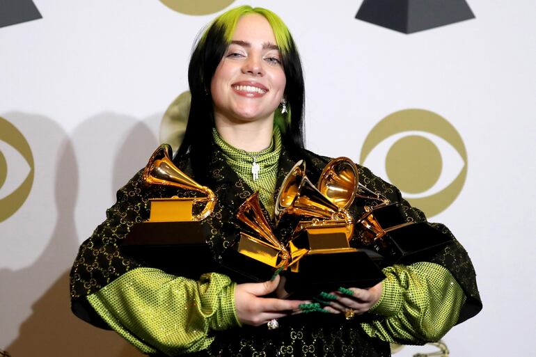 Billie Eilish posa con los cinco gramófonos que obtuvo en la entrega de los Grammy.