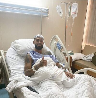 Pulgar arriba de Alexander Nahuel Barboza, luego de su operación.