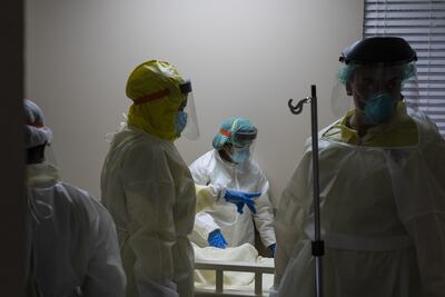 Personal médico con trajes de protección para tratar a enfermos de COVID-19.