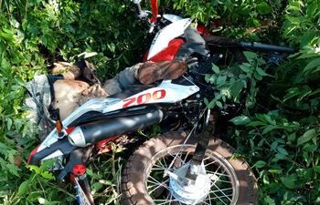 Vilson Balduino Koji, caído bajo su motocicleta tras ser acribillado.