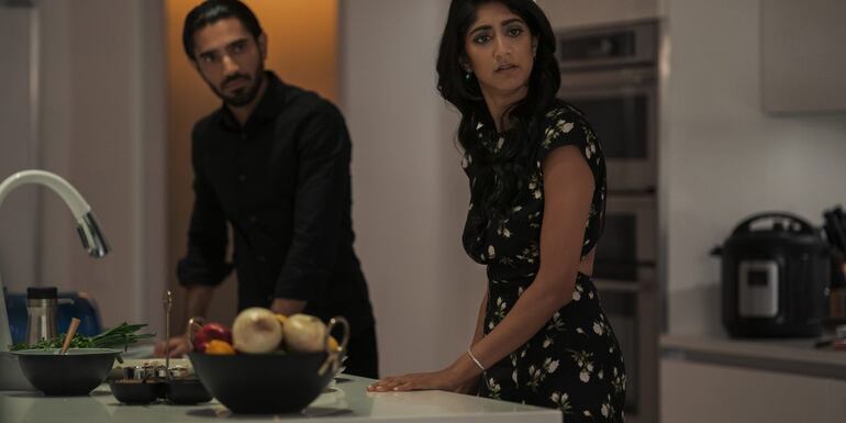 Omar Maskati como Sandeep y Sunita Mani como Pallavi.
