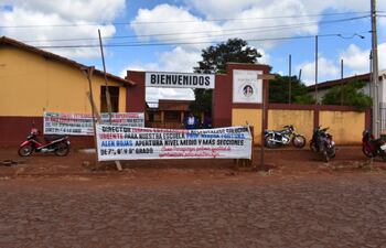 El portón de la Escuela Rebeca Alen Rojas de Pedro Juan Caballero está bloqueado por estudiantes que exigen la apertura del tercer ciclo.
