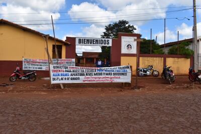 El portón de la Escuela Rebeca Alen Rojas de Pedro Juan Caballero está bloqueado por estudiantes que exigen la apertura del tercer ciclo.