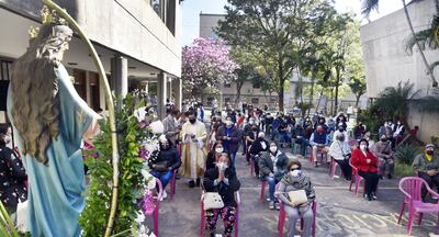 Una de las coloridas misas que se hicieron ayer. Familiares llevaron las fotos de sus seres queridos enfermos.
