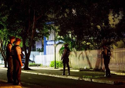 Miembros de la Guardia Nacional Bolivariana (GNB) custodian las inmediaciones del diario “El Nacional”, en Caracas (EFE).