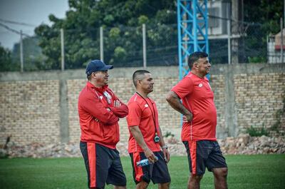 El técnico Roberto Torres; a su izquierda, Emilio Flores (PF), Enrique Galeano (PA).