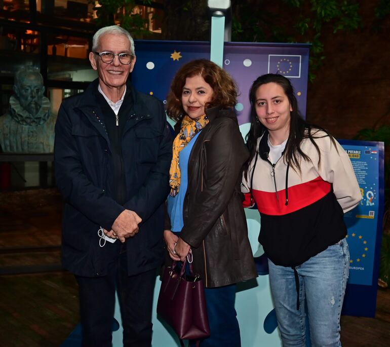 Daniel Nasta, Nora Jiménez y Ana Mcculloch.