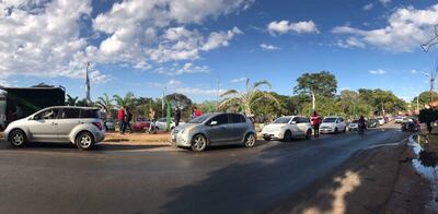 Jóvenes coparon el Paseo Parque de Villa Elisa buscando vacunarse.