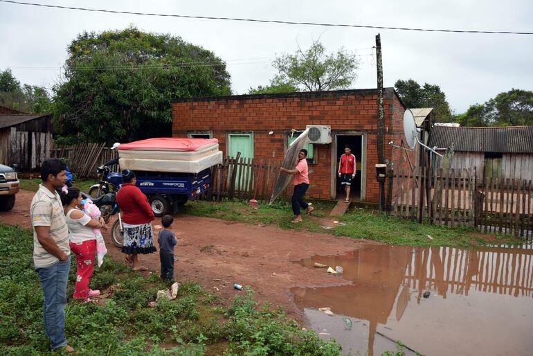 Los pobladores  tuvieron que sacar sus pertenencias de las casas inundadas. 
