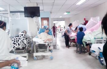 La mayoría de los internados por fiebre en la urgencia del Hospital Central de IPS son adultos mayores. Estos son hidratados.