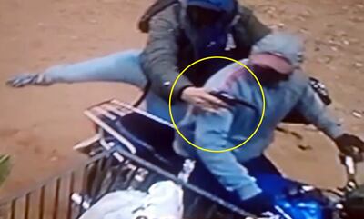 Luego de concretar el robo de la mochila con los útiles escolares, los delincuentes se dieron a la fuga. En circulo se observa el arma de fuego que utilizó uno de ellos. Uno de los tantos casos ocurridos este año.