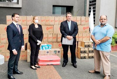 Raúl Silva (primero a la izquierda), en la entrega de tapabocas a la fiscala general, Sandra Quiñónez.