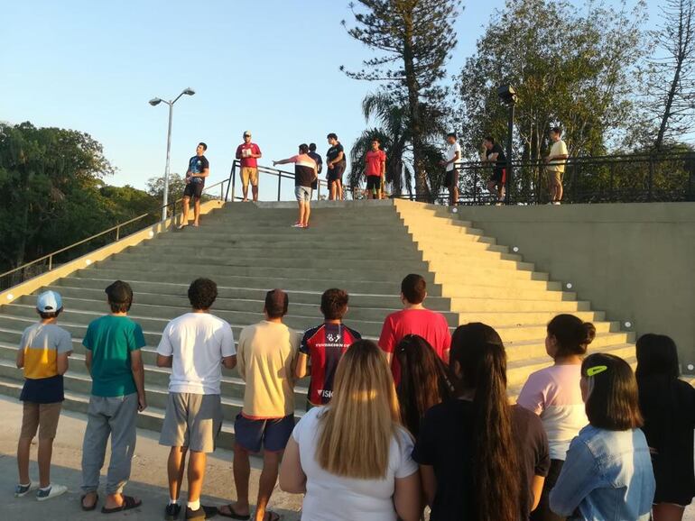 Los jóvenes de la Parroquia de Villa Florida durante el ensayo de la Pasión de Cristo que será presentada el viernes santo a las 20:00 en la Costanera.