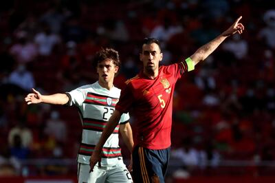 Fotografía de archivo del 4 de junio de 2021 de Sergio Busquets (d), capitán de la selección española, que ha abandonado la concentración tras dar positivo en coronavirus tras los test realizados en la mañana de este domingo por la Real Federación Española de Fútbol (RFEF) a sus jugadores y no disputará la Eurocopa 2020.