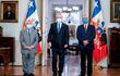 Fotografía cedida por la Presidencia de Chile del presidente de Chile, Sebastián Piñera (i), posando con el nuevo ministro de Salud, Enrique París (i), y el extitular de dicha cartera, Jaime Mañalich, durante la toma de posesión de París este sábado en el Palacio de La Moneda en Santiago (Chile).