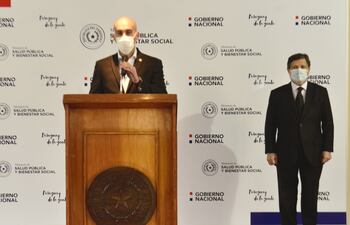 Mazzoleni estuvo acompañado por el ministro del Interior, Euclides Acevedo, quien aseguró que se sigue trabajando con energía en la búsqueda del exvicepresidente de la República Óscar Denis.