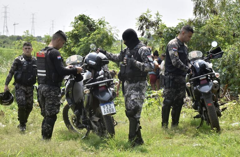 Agentes del Grupo Lince apostados a orillas del espejo de agua cubierta por las plantas de totora y camalotes