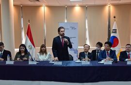 osé Bogarín (i), de PTI; Vivian Casco, ministra de STP; Carla Bacigalpo, ministra de Trabajo; Luis Castiglioni, ministro de Industria; In Shik Woo, embajador de Corea;
Yang Jeongjik, director de Katech, y Francisco Ruíz, viceministro de Industria, en conferencia de prensa. Destacaron la fabricación de vehículos eléctricos en el país.