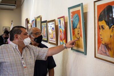 El intendente Luis Yd, acompañado del artista, durante la apertura de la muestra, esta mañana