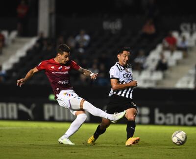 Momento cumbre del partido, Juan Danilo Santacruz concreta el único gol del partido, ante la desesperación de Iván Piris.