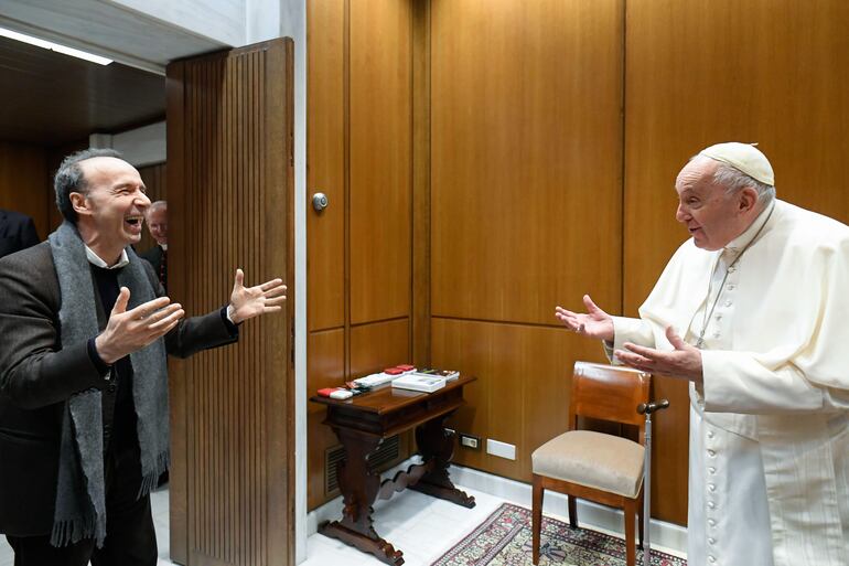  El papa Francisco ha recibido en audiencia al actor y director de cine italiano Roberto Benigni (i), este miércoles en el Vaticano.  