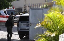 Servicios de seguridad haitianos en la escena del crímen esta mañana.