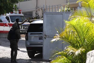 Servicios de seguridad haitianos en la escena del crímen esta mañana.