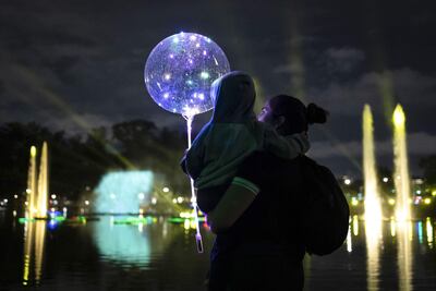 Padres y familiares de personas con autismo piden "más luces y menos ruido" para las celebraciones de fin de año. (Imagen ilustrativa).
