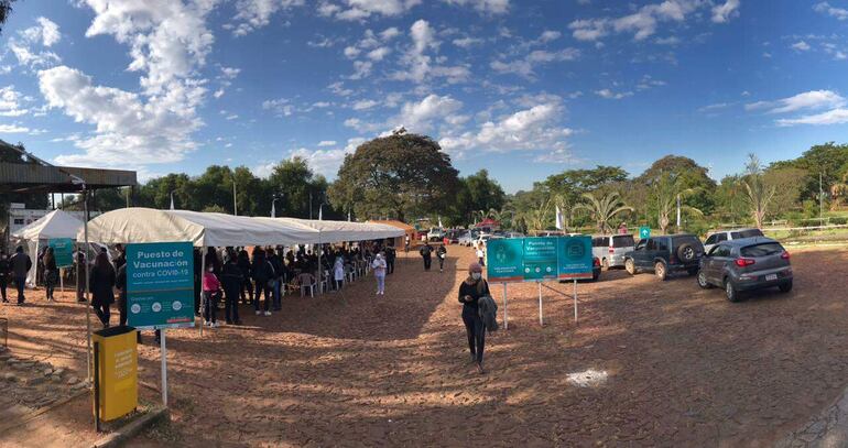 Personas registradas aguardan la inoculación contra el Covid 19.