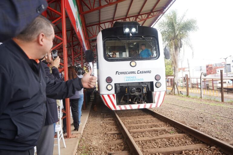 El intendente encarnaceno, Luis Yd (PPQ) saluda la llegada del tren de pasajeros que une Posadas con Encarnación. Tendrá impacto positivo en el turismo entre ambos pueblos, sostuvo.