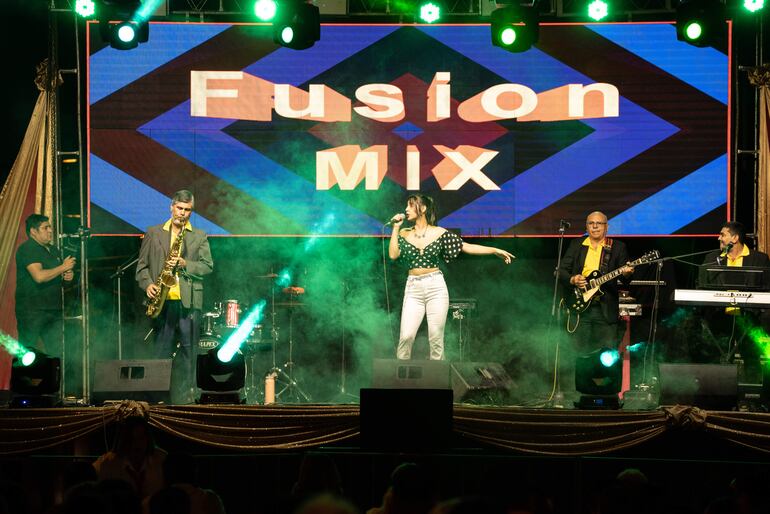El grupo Fusión Mix actuando por los 416 años de Caazapá.
